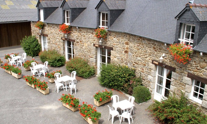 Saint-Jouan-des-Guerets Apartment | Cosy apartment for 4 guests with WIFI, pool, TV and terrace