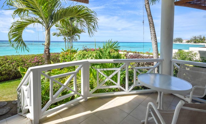 Worthing Condo | Cosy and Romantic Beachfront Condo - Nautilus