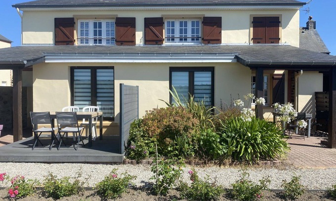 Barneville-Carteret House | Cosy apartment in villa for 4 guests with WIFI, TV, terrace and panoramic view