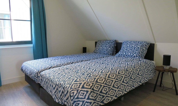 Uitdam Apartment | Cosy apartment for 8 guests with WIFI, pool, TV and terrace