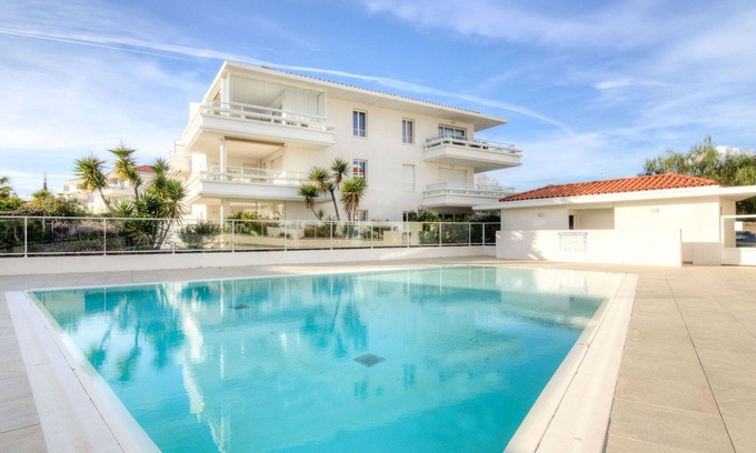 Carqueiranne Apartment | Cosy apartment for 2 guests with WIFI, A/C, pool, TV and terrace