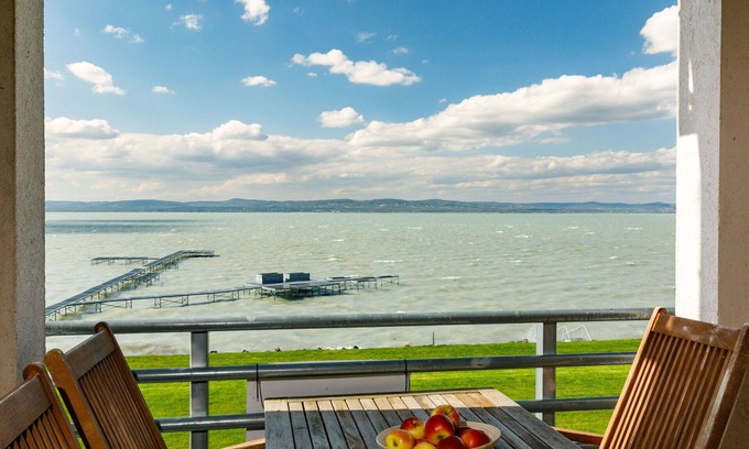 Balatonoszod Apartment | Cosy apartment for 6 guests with TV and balcony