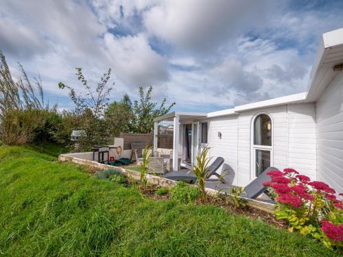 Kingsbridge Ski Chalet | Cosy Cabin for Two with Lovely Countryside Views, Near Kingsbridge