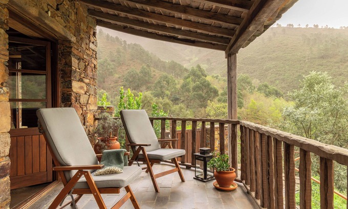 Lousa House | Cottage with a magnificent view over Cerdeira’s Brook valley