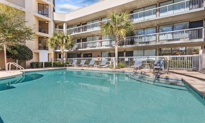 Hilton Head Hotel | Couple Room Ideal for Beach Getaways - Free Breakfast Included