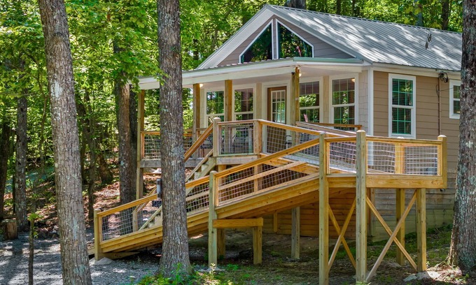 Fort Payne Cabin | Coyote Cabin on 92 acres beside DeSoto State Park | Fast Wi-Fi | Dog Friendly