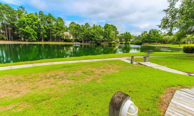 New Bern Apartment | Cozy 2BR on Neuse River w/Kitchen + Resort Perks