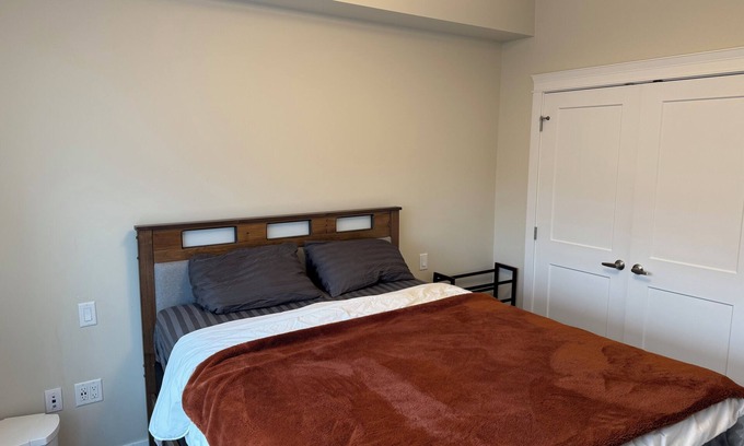 Surrey Apartment | Cozy Apartment Living! 2 minutes away from a bus and train station to Vancouver