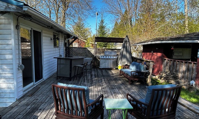 Roseneath Cabin | Cozy cabin in Roseneath with AC, a large yard and a pool.