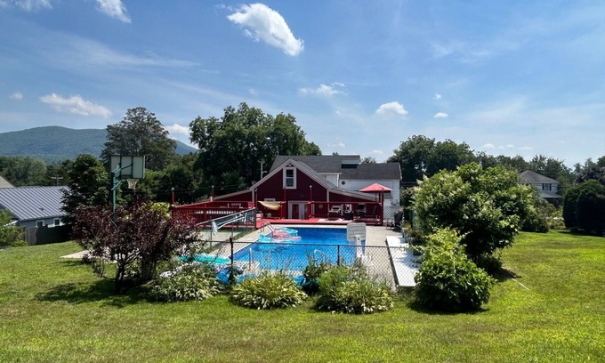 East Haven Rutland County Cabin | Cozy Cabin, Mountain Views, Hot Tub, Pool, Basketball Court, Fire Pit in Rutland