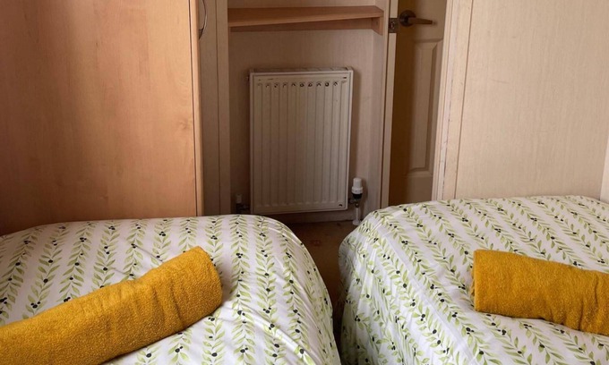 Camber Cabin | Cozy Camber Caravan 3 Bedroom Retreat With Decking