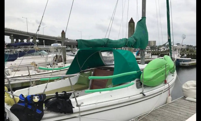 Belmar Boat Rental | Cozy, Comfy And Quaint Green Sailboat