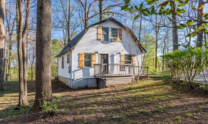 Somerset Cottage | Cozy cottage nestled in the woods bordering beautiful Lake Cumberland