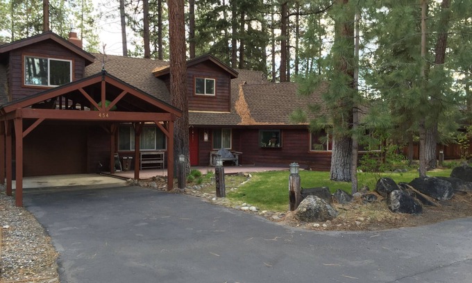 Elk Point House | Cozy home in private lakefront gated community. 3 miles from casinos -8 Guests