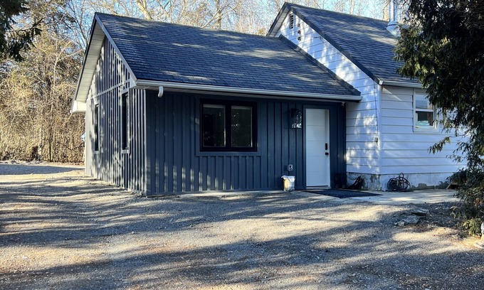Adolphustown Cottage | Cozy Modern cottage on Hay Bay