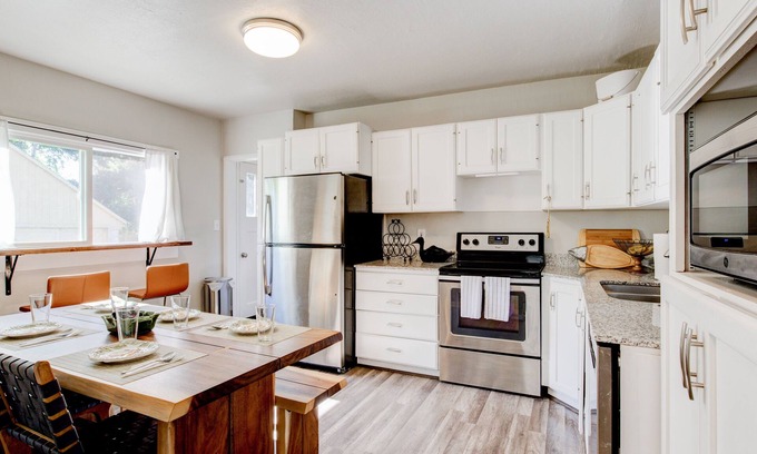 Heber House | Cozy Mountain Bungalow - walking distance to downtown! with AC!