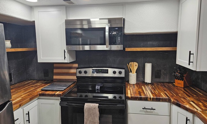 Northeast Neighbors Apartment | Cozy pet-friendly 2-br/1ba daylight basement apartment near everything in Salem.