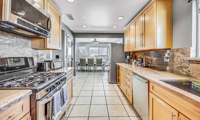 Garden Grove House | Cozy & Relaxing Getaway Home 5 mins to Disneyland