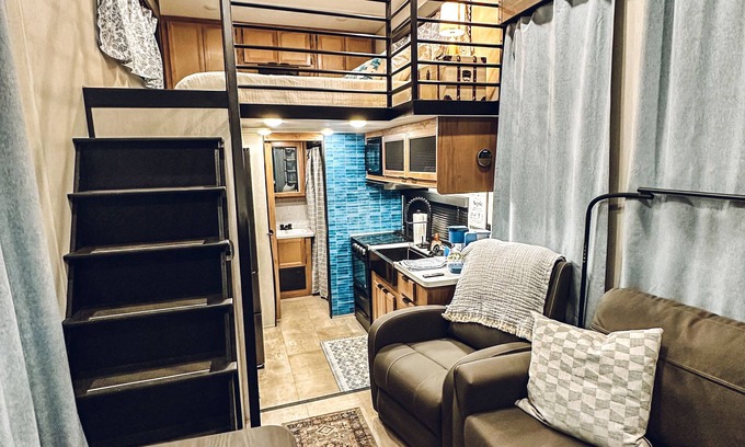 Springtown House | Cozy Tiny Home in Pleasant Springtown Texas with WiFi, AC, Full Kitchen