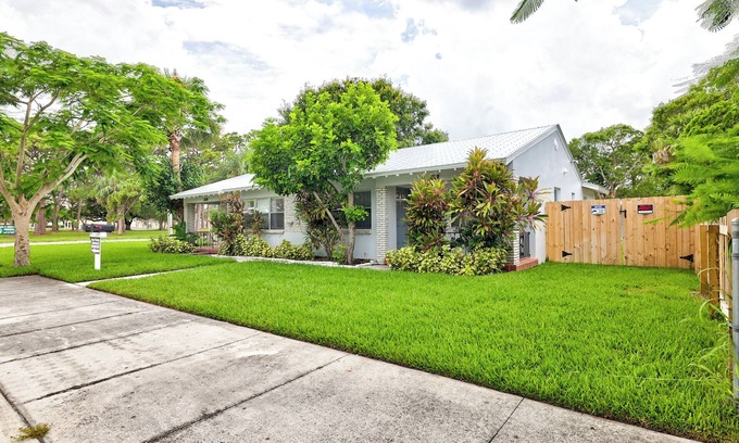 Fort Pierce Villa | Cozy Villa #1, 3 minutes from Downtown & 10 minutes to the Beach
