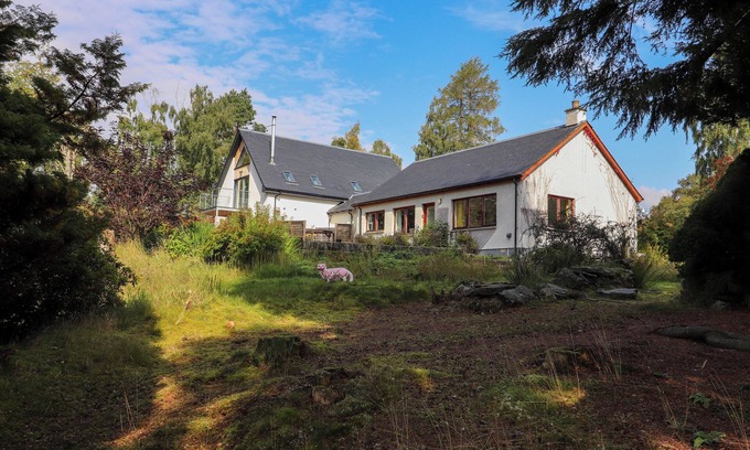 Newtonmore House | CREAG DHUBH COTTAGE, pet friendly, with a garden in Newtonmore