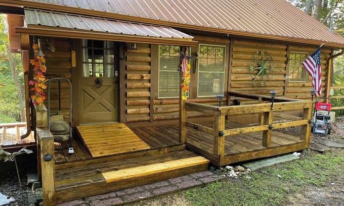 Franklin House | Creek Front. Charming 2-bedroom log home 10 minutes to lovely Franklin NC