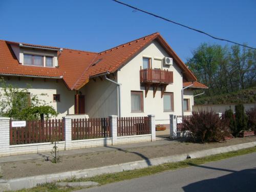 Cserkeszolo House | Csipkeház Apartman