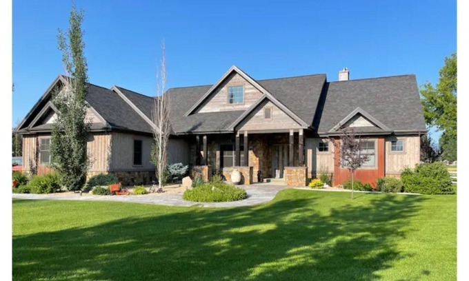 Sheridan House | Custom mountain-modern home with Big Horn views