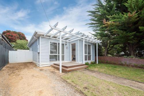 Rosebud House | Cutest Cottage on Fourth walk to the Beach
