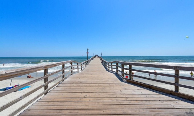 Myrtle Beach Apartment | D · Modern 4BR Central Near Beach & Pier King Beds #D