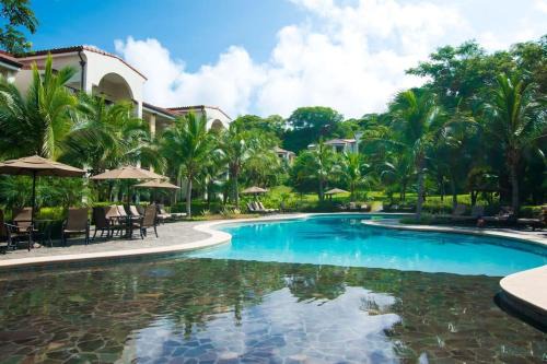 Coco House | Dazzling End Unit in Coco with Lots of Windows and Light Sleeps 8