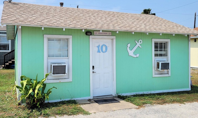 Port Aransas Cottage | DB 10 High Tide-1 BR Cottage, Living Room, Kitchenette, Walk to Beach, Dogs OK!