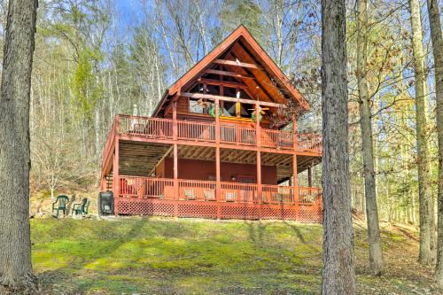 Gatlinburg - Pigeon Forge House | Deck and Game Room Creekside Cabin in Sevierville
