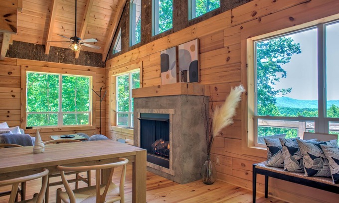 Saluda Cabin | Designer Log Cabin⛰️ Views + Biltmore Pass | Modern Luxury near Saluda