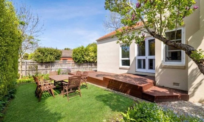 Lake Wendouree House | Devon by the lake - A bright light filled home right in the heart of Ballarat