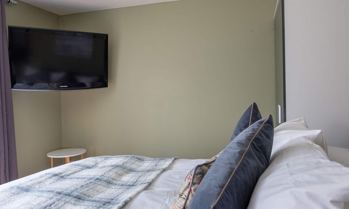 Crawley Cabin | Dickens suite close 15min from Gatwick