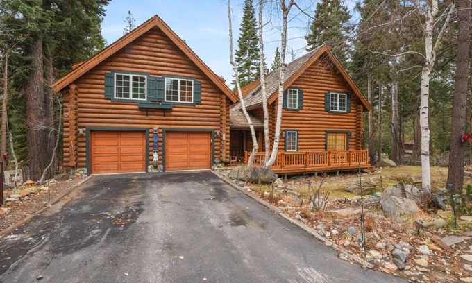 Carnelian Woods House | Dog-Friendly Log Cabin, Sleeps 9, Hot Tub