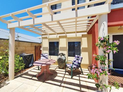 Wannanup Apartment | Dolphin Beach House - Wannanup, Mandurah between the estuary and the ocean