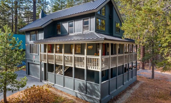 Donner Lake Woods House | Donner Lake - Truckee! One block to West End Beach/10 minutes to Sugar Bowl!