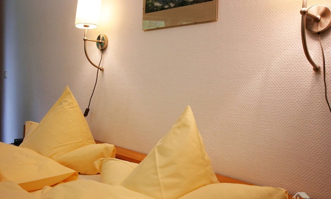 Fahl Apartment | Doppelzimmer mit Dusche und WC, teilweise mit Balkon