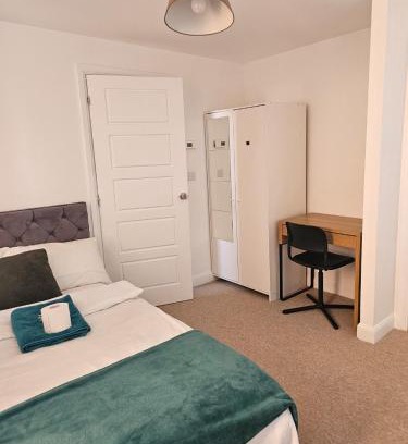 Dartford House | Double Bedroom in Dartford central- Private Toilet & Bathroom
