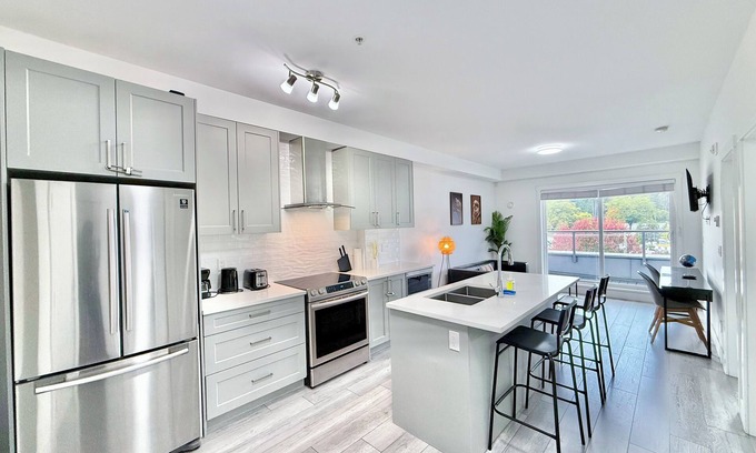 South Newton Apartment | Downtown Condo near Vancouver Skytrain