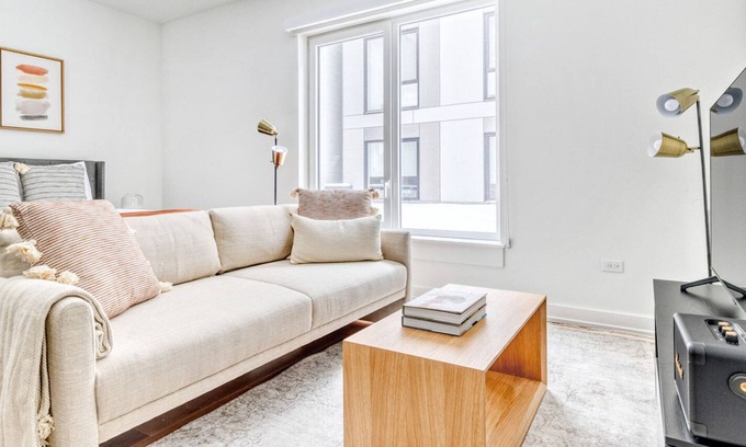 Uptown Apartment | Dreamy Uptown Studio w/ Roof & W/D, near Aragon Ballroom, by Blueground