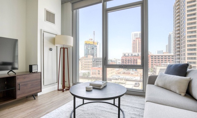 West Loop Gate Apartment | Dreamy West Loop Studio w/Deck, Pool & Gym, 3 blocks to L, by Blueground