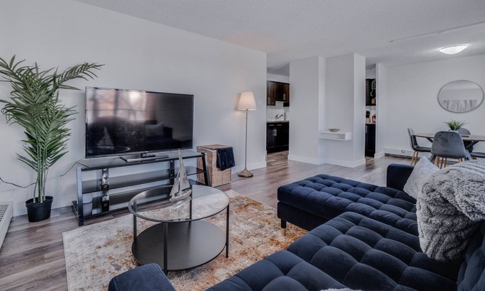 Old Strathcona Apartment | DT Views Mins to Whyte Ave/UofA