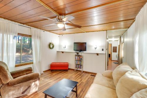 Edgemont House | Edgemont Home with Deck about 9 Mi to Greers Ferry Lake!