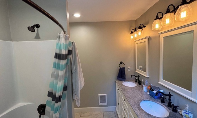 Point Roberts House | En-Suite Guestroom, Separate Entry — Hosts On-Site
