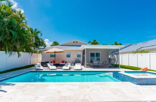 Naples Park House | Endless Paradise -New Salt Water Pool! Relax! Walk to Beach!