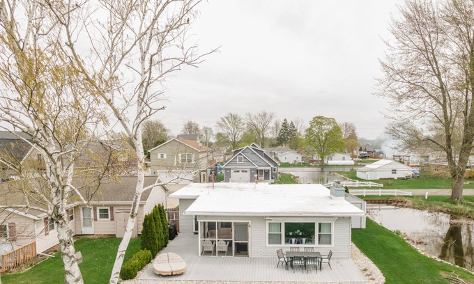 Shelbyville House | Enjoy your stay with a sandy beach on Gun Lake