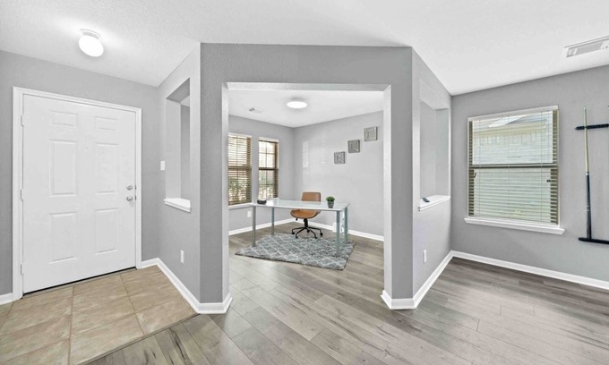 Houston House | Entire Home w/King Bed, Pool table, 65 in smart TV, Jacuzzi bath